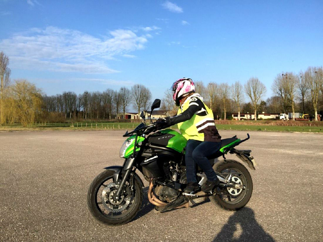 apprendre a monter à moto chez auto ecol trajectoire