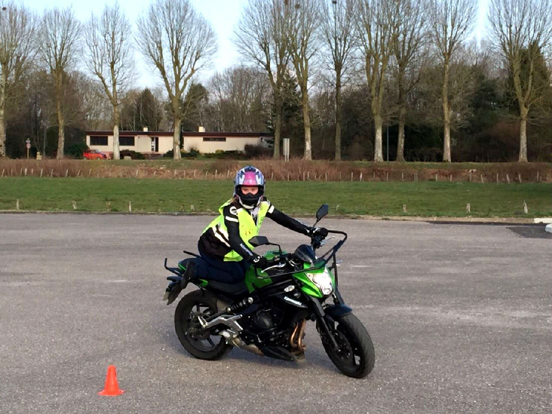 debout sur moto-cole,  genou sur moto ecole TRAJECTOIRE a Vesoul, a Scey Sur Sane, a Jussey