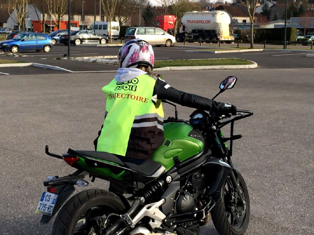 en amazone sur une moto chez auto-cole trajectoire haute sane