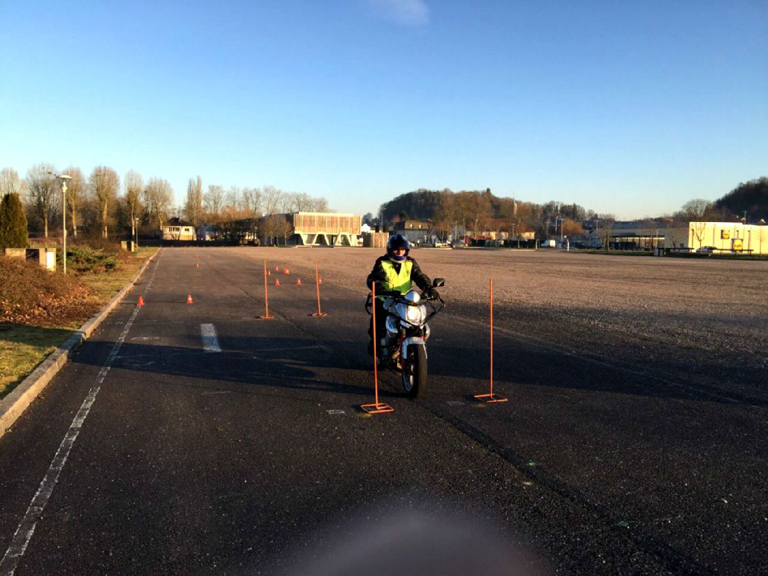 EN PLEIN PARCOURS LENT PISTE MOTO PERMIS MOTO ECOLE