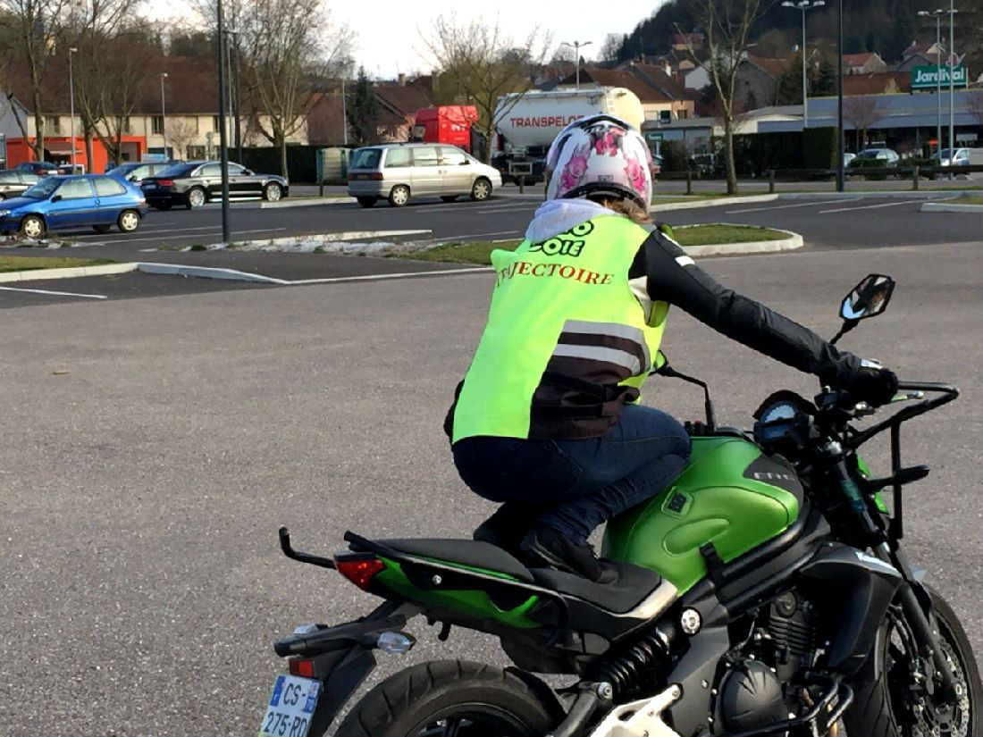 er6 avec et sans ABS pour apprendre technique freinage d'urgence  auto ecole trajectoire a jussey, vesoul, scey sur saone