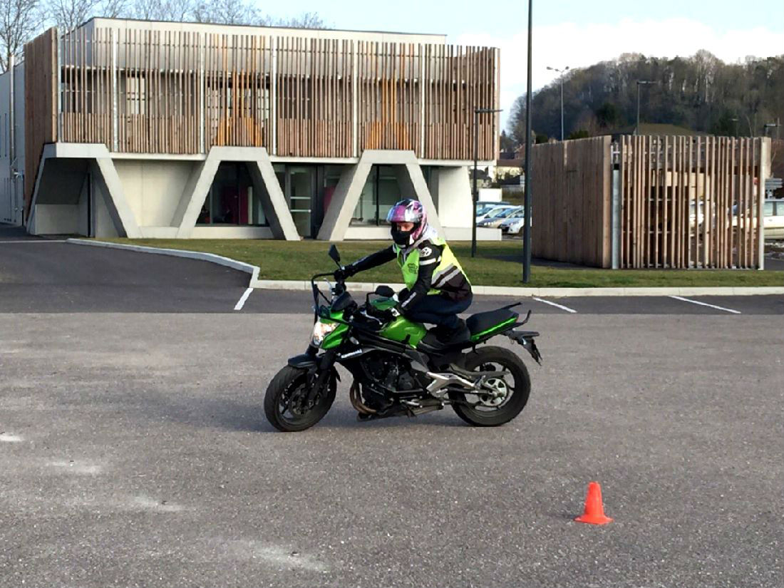 exercices a moto chez auto ecole trajectoire a scey, jussey, vesoul, en haute saone