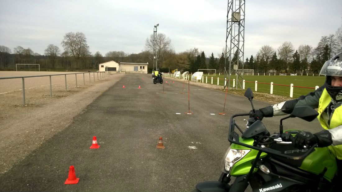 nos moniteurs sont des motards confirms, cours dispenss sur nos pistes a scey sur sane, et  jussey, moto-cole, auto-cole