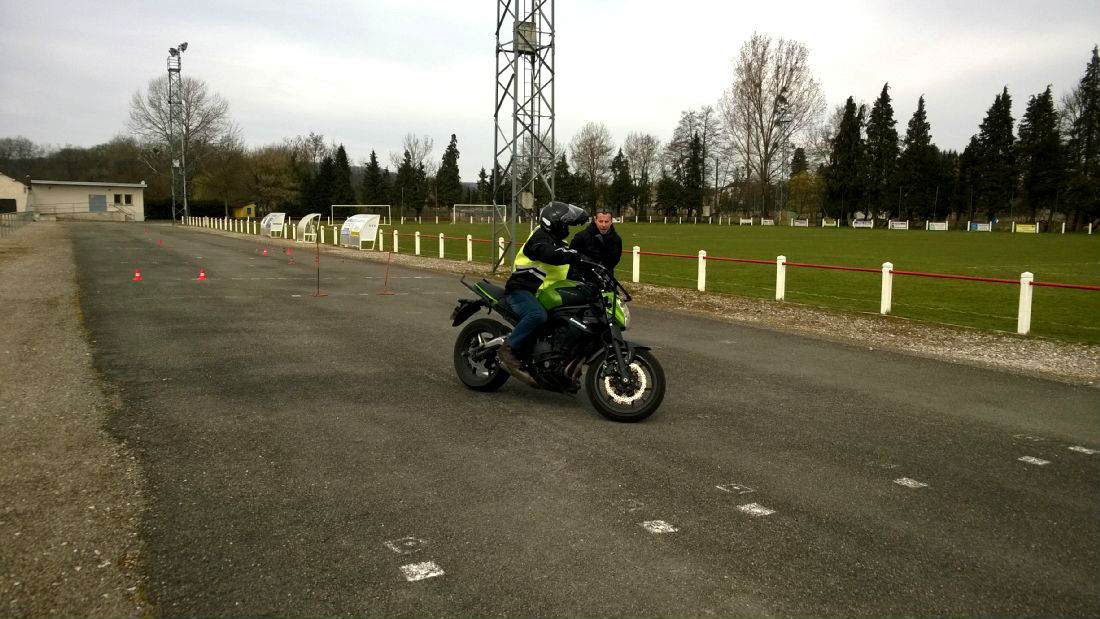 PAS AVOIR DE LA CHUTE A MOTO, L'AUTO-ECOLE TRAJECTOIRE VOUS GUIDERA