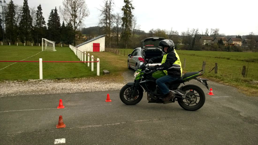 Positionnement u regard a moto chez Trajectoire Moto-cole a scey et Jussey et Vesoul