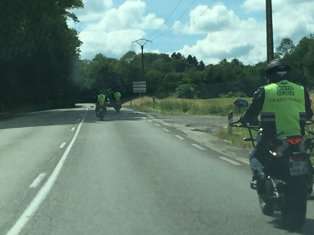 motard sur la route dans notre moto ecole trajectoire  vesoul, jussey, et scey sur saone