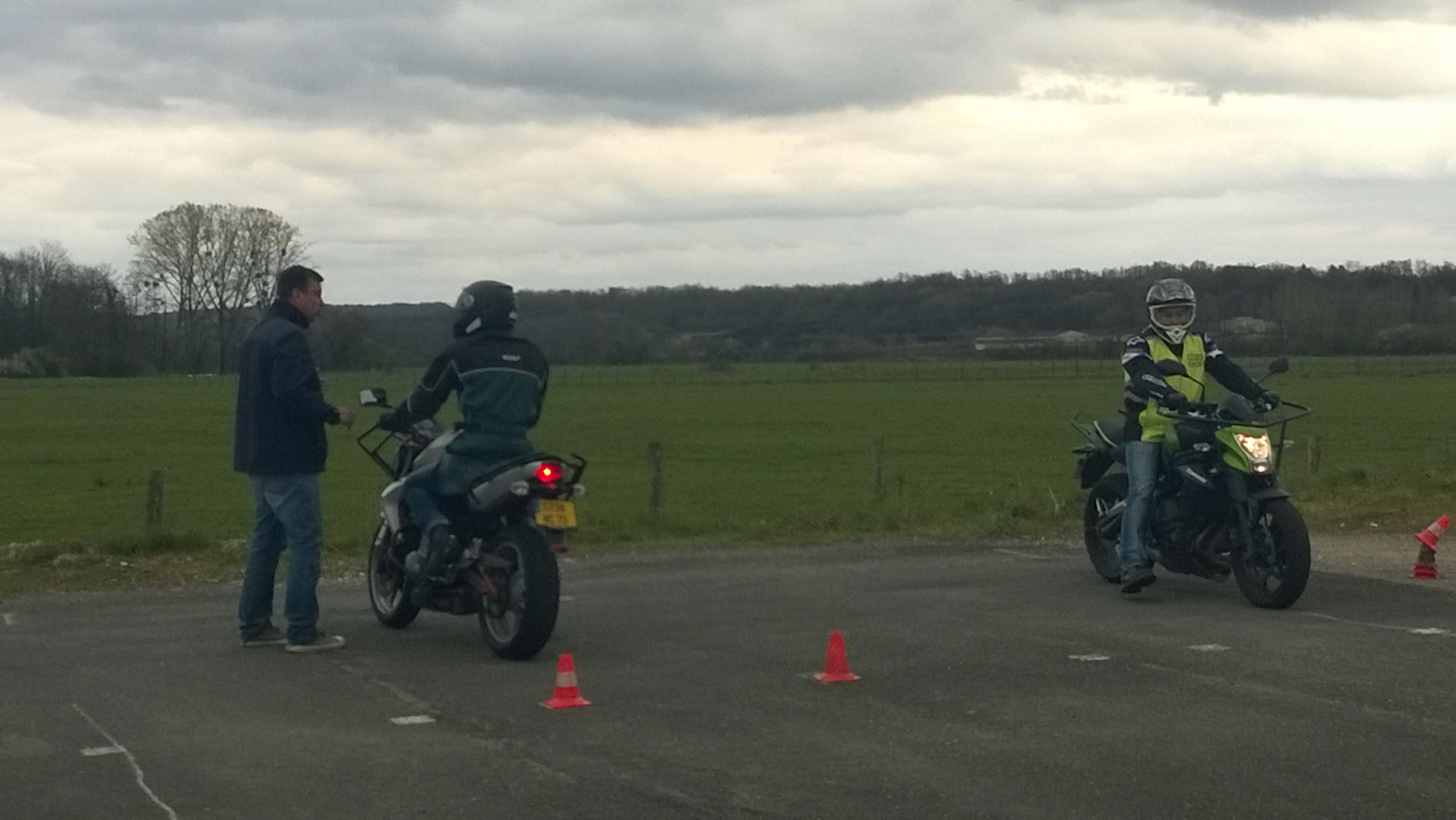 Moniteur motard explications sur piste  scey sur saone et jussey auto-ecole trajectoire