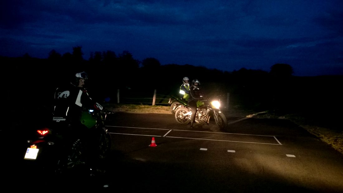 moto de nuit auto ecole trajectoire